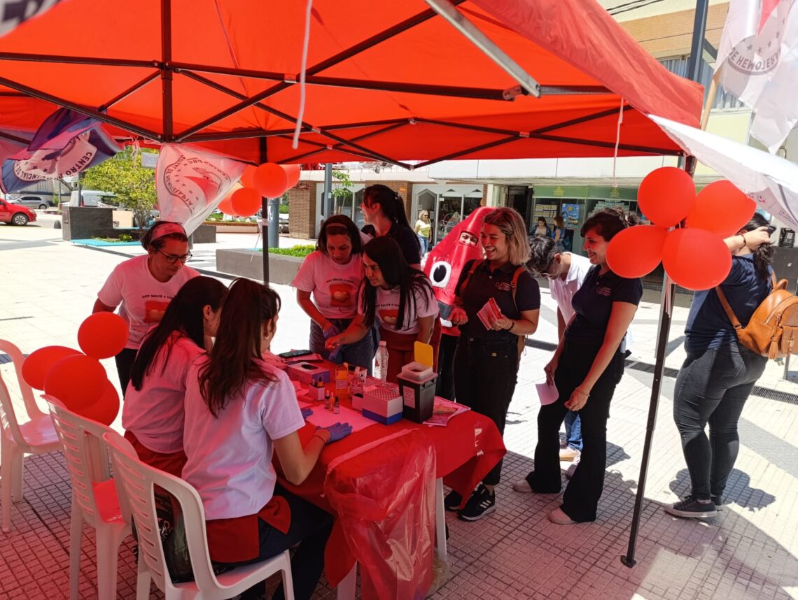 Día del Donante Voluntario de Sangre: El Centro Provincial de Hemoterapia desplegó actividades de concientización en la peatonal capitalina