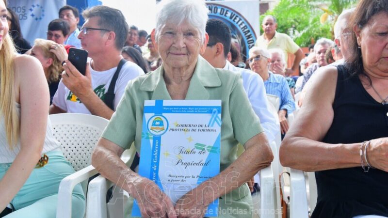 Vecinos del 2 de Abril expresaron su agradecimiento al gobernador Gildo Insfrán por el título de propiedad