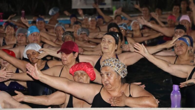 Adultos mayores de residencias participan de las clases de aquagym