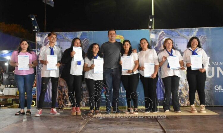 El vicegobernador Solís acompañó la entrega de 400 certificados de cursos de oficios