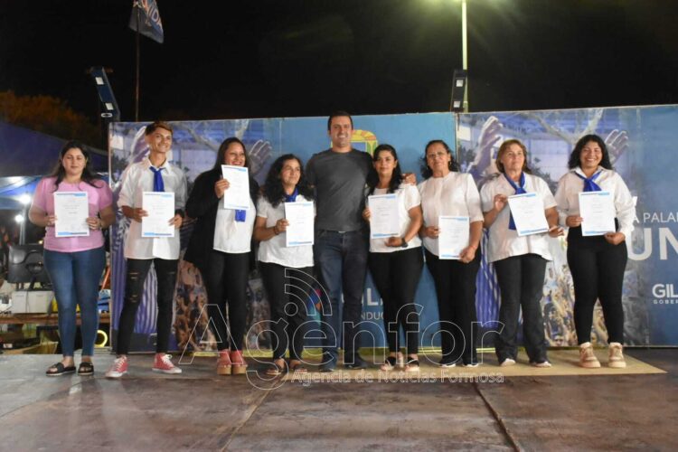 El vicegobernador Solís acompañó la entrega de 400 certificados de cursos de oficios
