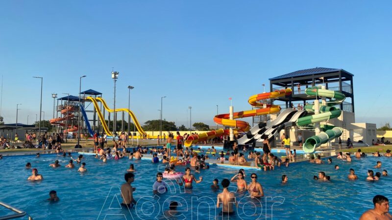 Familias destacan las instalaciones que posee el Parque Acuático “17 de Octubre”