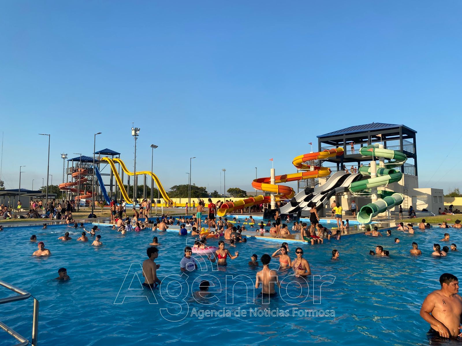Familias destacan las instalaciones que posee el Parque Acuático “17 de Octubre”