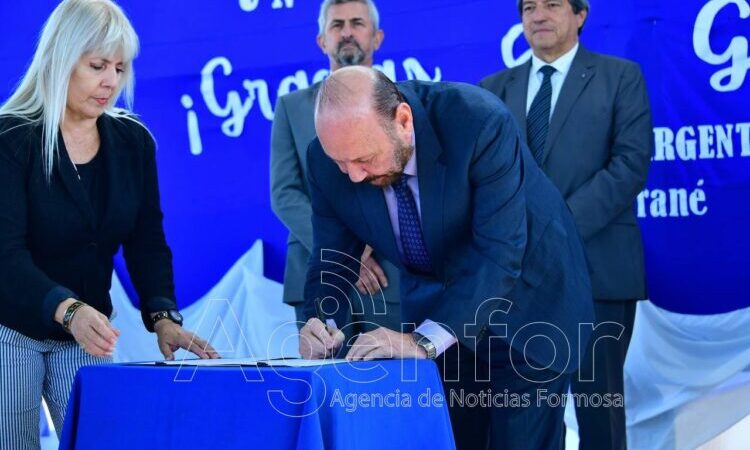 Insfrán firmó el inicio de importantes obras para la localidad de Pirané