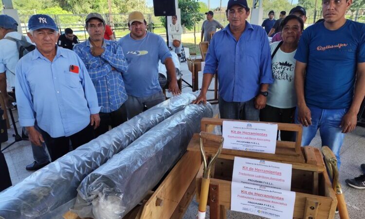 El Vicegobernador encabezó una nueva entrega de herramientas para ladrilleros en Las Lomitas