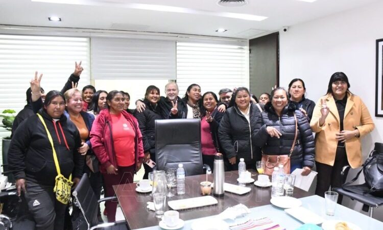 El jefe de Gabinete Ferreira recibió a mujeres indígenas en su día