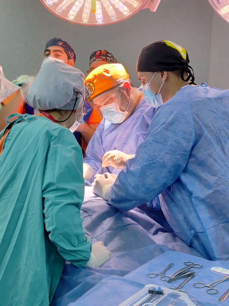 El Hospital de Alta Complejidad y el Hospital de la Madre y el Niño llevan adelante un importante procedimiento quirúrgico