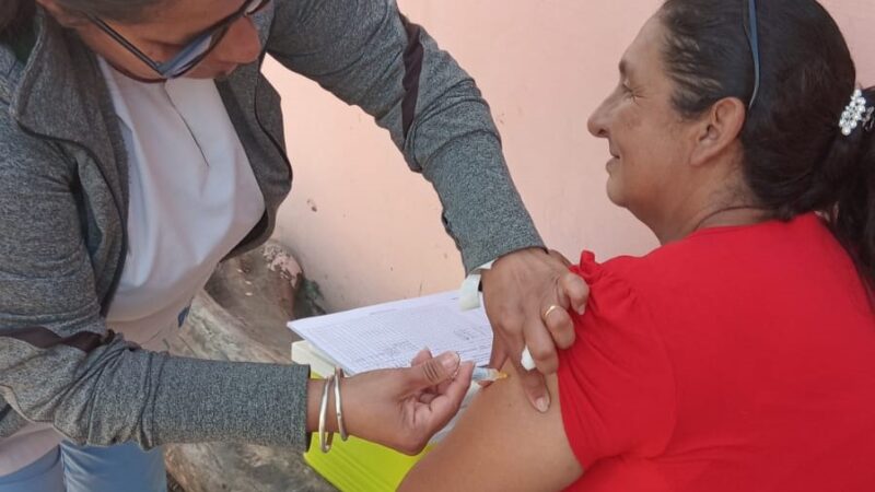 El centro de salud “María Luisa Espinoza” continúa vacunando a los vecinos en sus casas