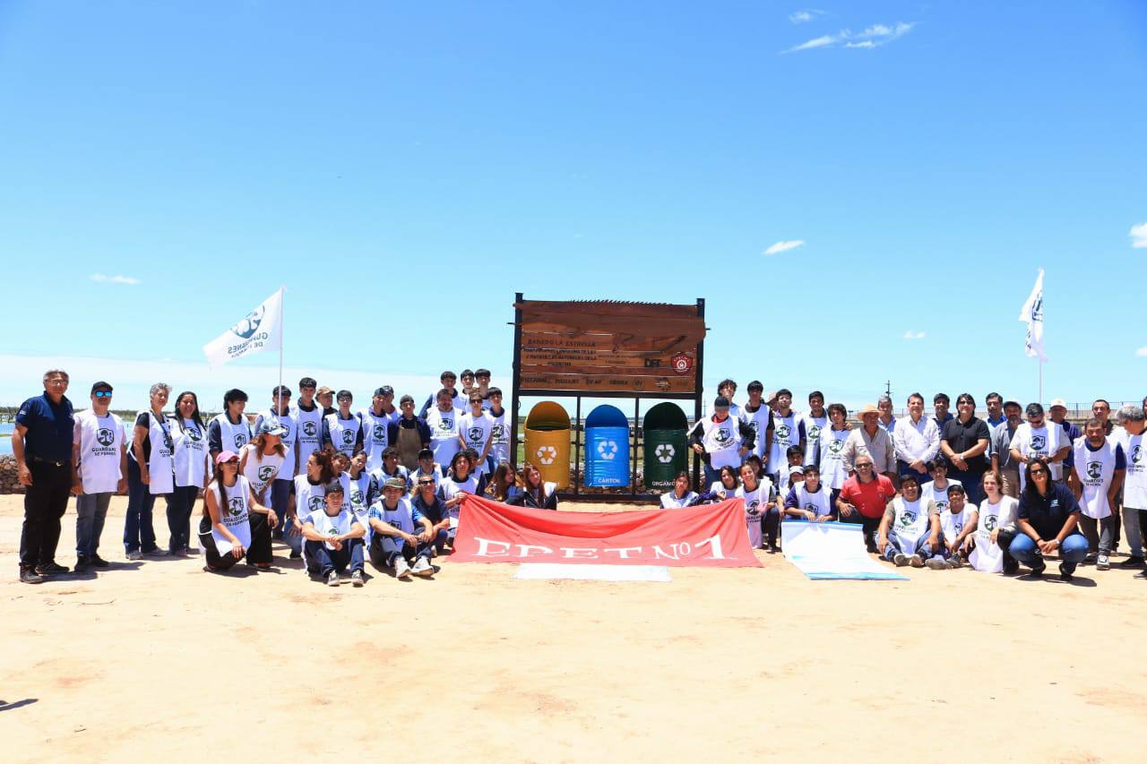 Misión cumplida: Estudiantes de la EPET N° 1 instalaron contenedores ecológicos en el Bañado La Estrella