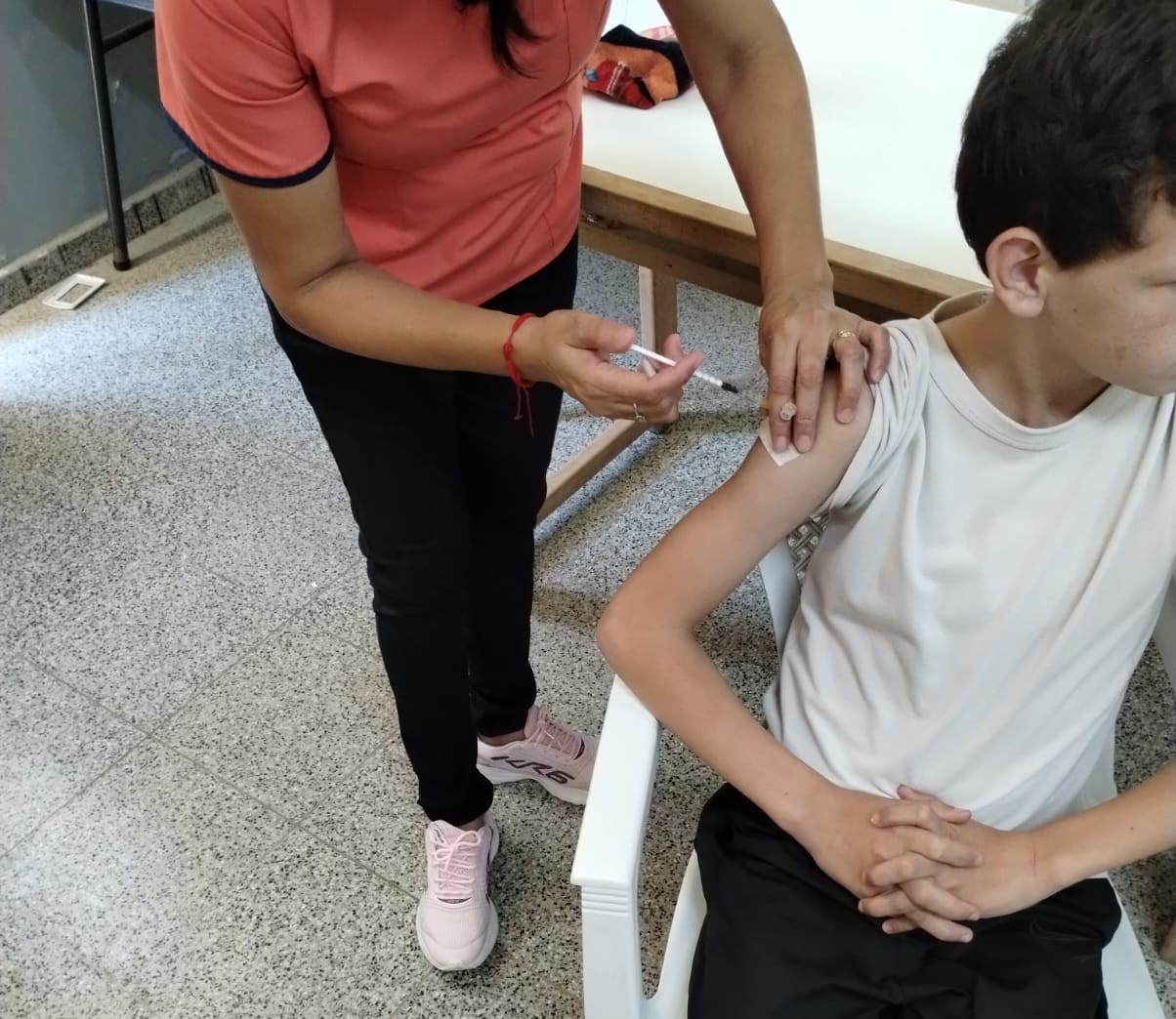 En Villa Escolar refuerzan la inmunización de niñas y niños con vacunas que corresponden a los 11 años