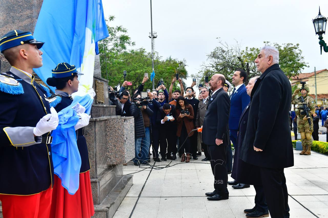 El gobernador Insfrán encabezó el acto por el 216° aniversario de la Revolución de Mayo