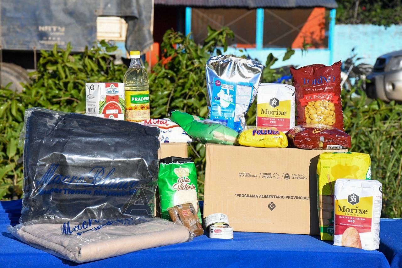 Por las bajas temperaturas, la entrega de cajas alimentarias realizada en el Namqom fue acompañada por una frazada