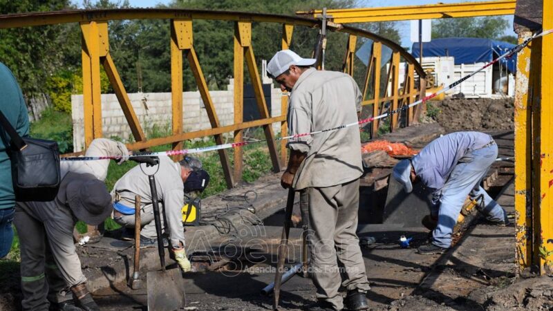 Vialidad Provincial trabaja en remover la estructura del puente sobre el riacho El Pucú