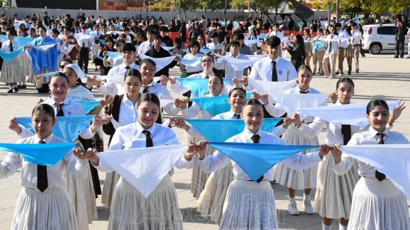 Estudiantes formoseños celebraron el Día de la Independencia bailando el Pericón Nacional