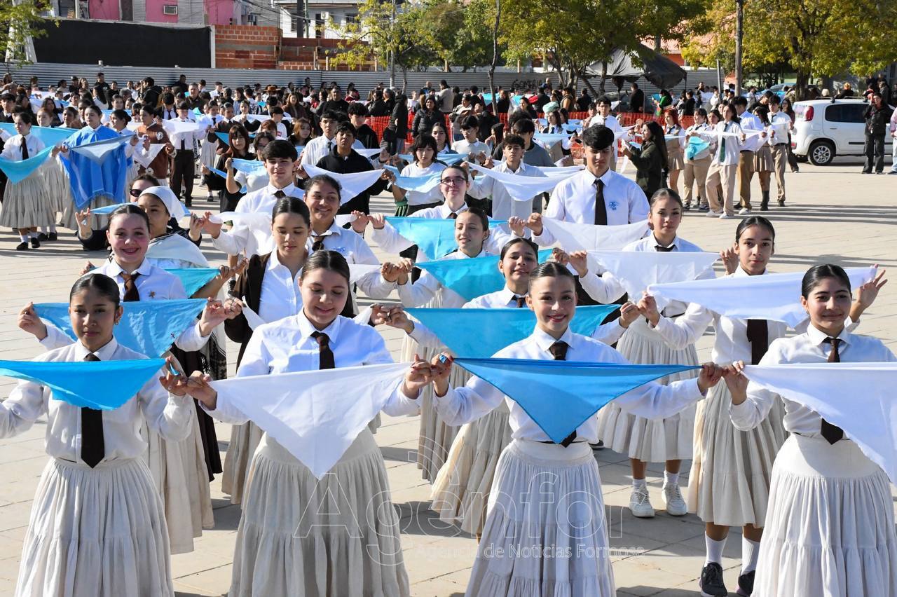Estudiantes formoseños celebraron el Día de la Independencia bailando el Pericón Nacional