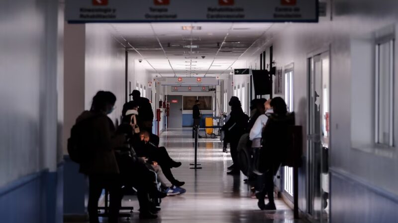 “Otra medida nacional expulsiva que no soluciona nada”: Rechazan cobro de la atención médica a extranjeros