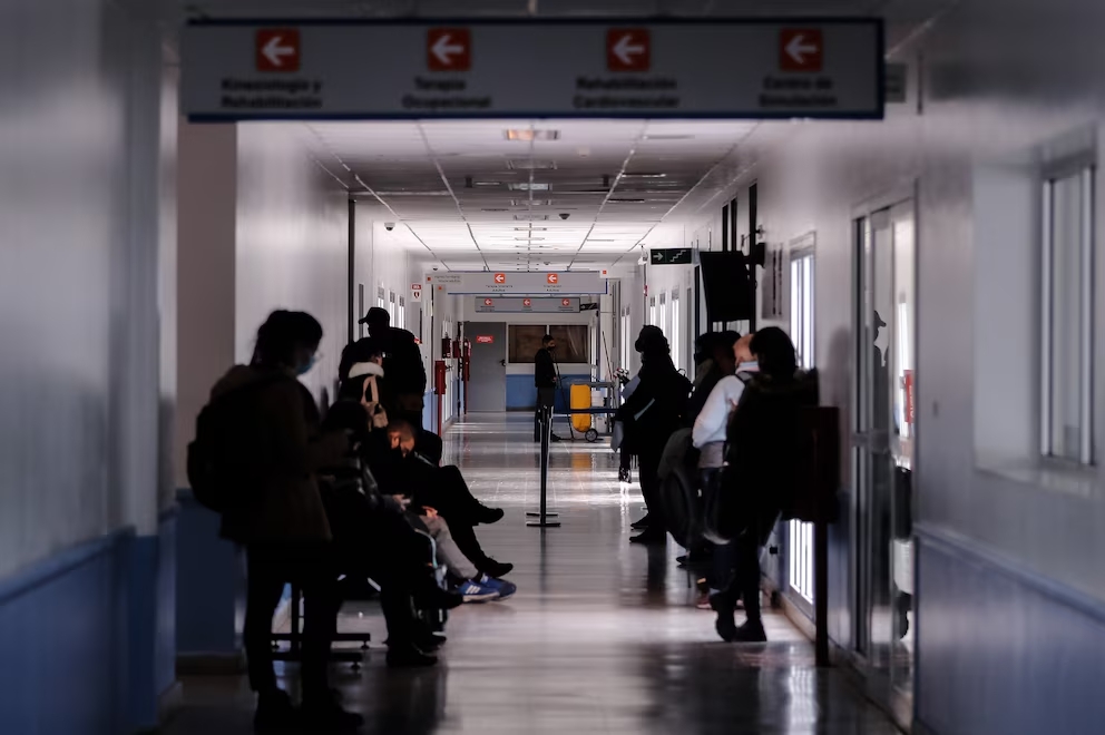“Otra medida nacional expulsiva que no soluciona nada”: Rechazan cobro de la atención médica a extranjeros