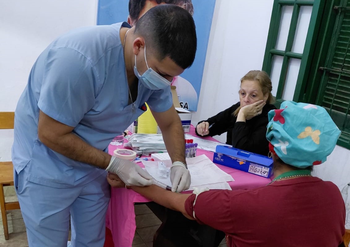 Controles de laboratorio para adultos mayores en la Casa de la Solidaridad del barrio San Juan Bautista