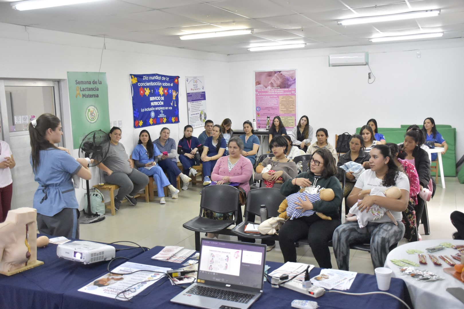 Desarrollaron un taller especial sobre lactancia y masajes relajantes para bebés en el Hospital de la Madre y el Niño