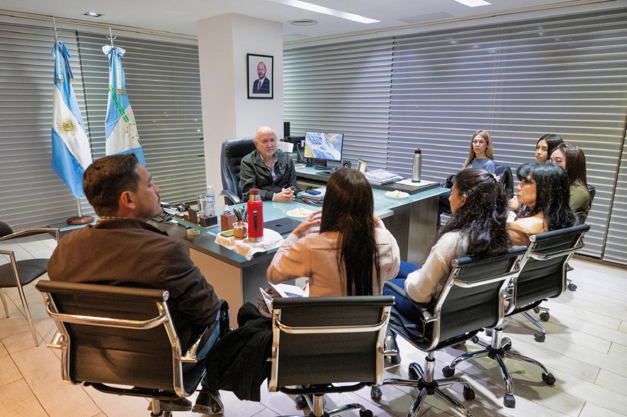 El ministro Ferreira se reunió con alumnas de psicología que participarán en el Congreso Argentino de Salud Mental