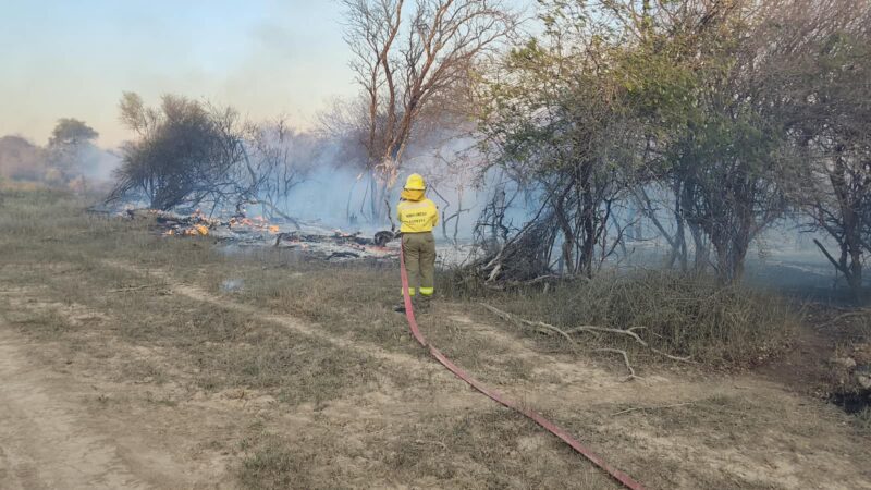 Intensa labor de bomberos y personal policial para frenar el avance de un incendio forestal en Pozo de Maza y zonas aledañas