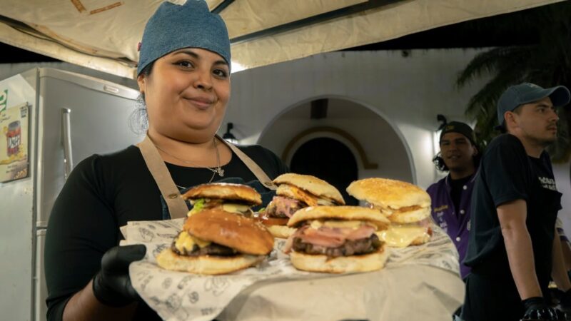“La Noche de las Hamburguesas” tuvo una gran convocatoria en el Paseo Costanero