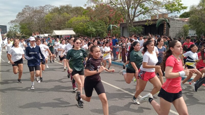 Exitosa convocatoria en la maratón estudiantil y carrera de postas en la Costanera organizada por la FeCES